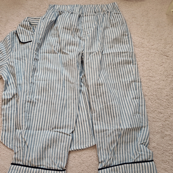 2/25 Gap Kids Pinstripe PJ Set - Picture 3 of 8